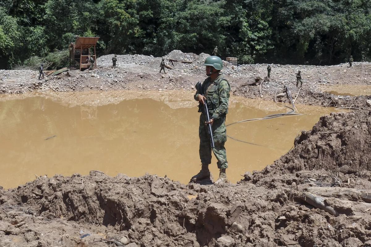 Policías y militares realizan un operativo contra la minería ilegal, en el sector de Guayusa en el Rio Punino, provincia del Napo (Ecuador).
