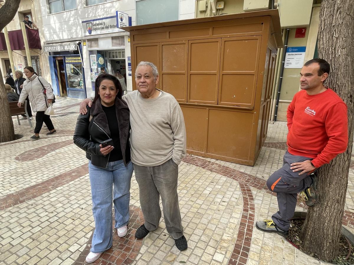 A la derecha, José Manuel Villena. A la izquierda, José Ramón Gómez con su hija, frenta a la caseta de venta de sillas para Semana Santa