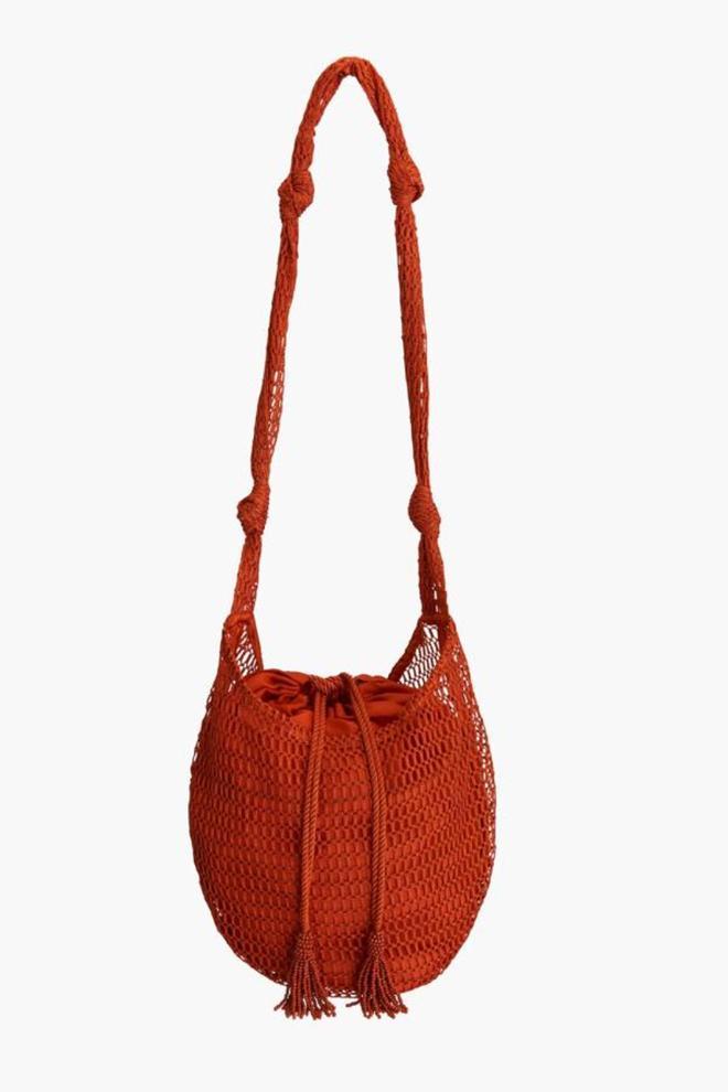 En color naranja, este bolso tipo saca con cuerpo trenzado y asa de hombro con función bandolera tiene un precio de 25,95 euros.