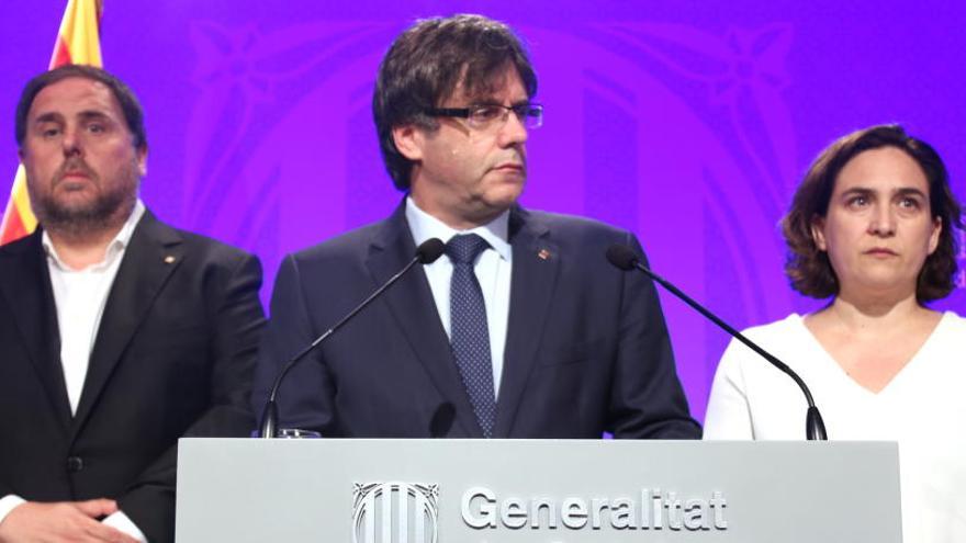 Carles Puigdemont entre Oriol Junqueras i Ada Colau, durant la declaració institucional després de l&#039;atropellament massiu a la ciutat