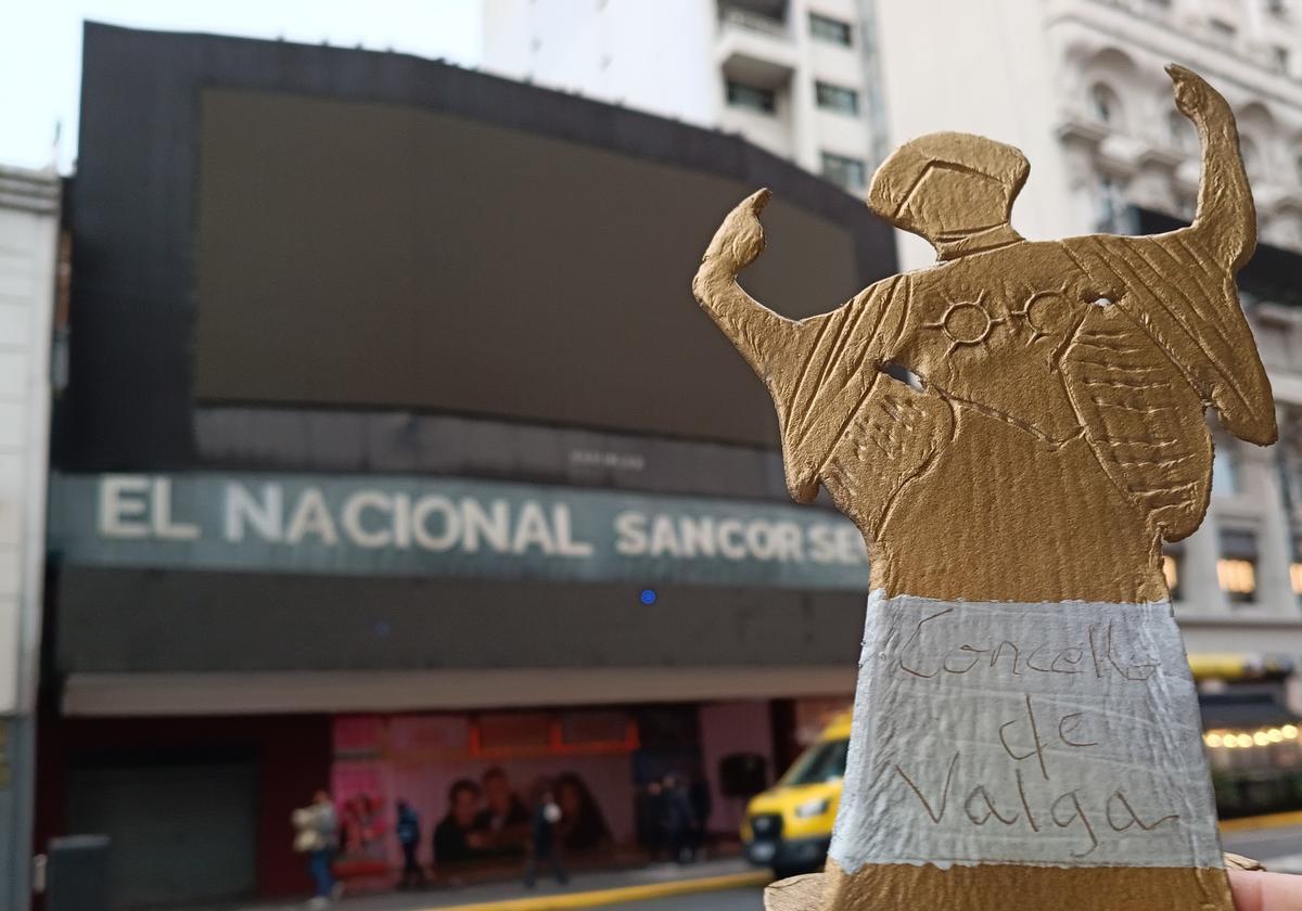 El alcalde muestra una figura de La Bella Otero ante el teatro.