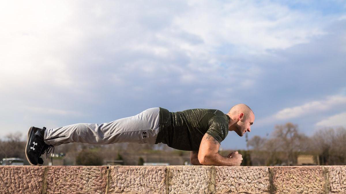 La plancha abdominal activa toda la musculatura y te ayuda a reducir barriga.