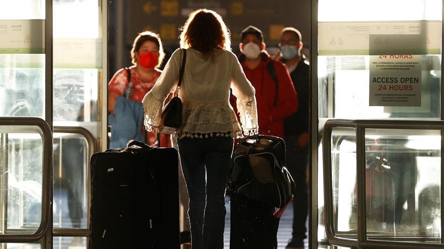 Llegada de pasajeros al aeropuerto de Barajas.