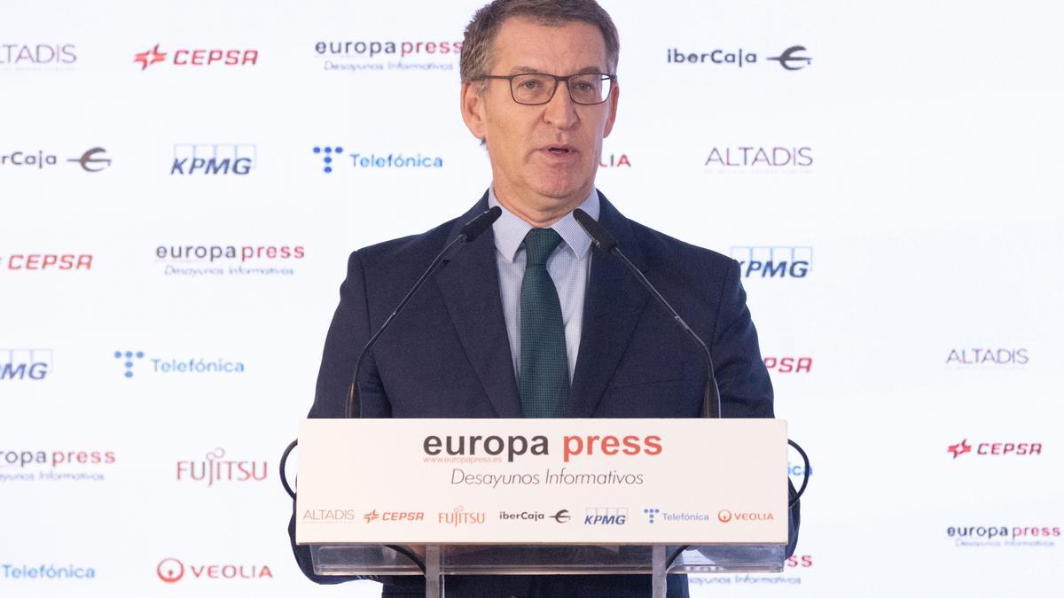 El presidente del Partido Popular, Alberto Núñez Feijóo, interviene durante un desayuno informativo de Europa Press, este jueves en Madrid.