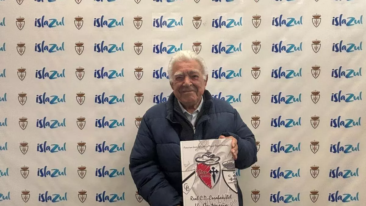 El socio número uno del Carabanchel lleva 76 años apoyando al equipo: "Somos el tercer club más antiguo de Madrid"