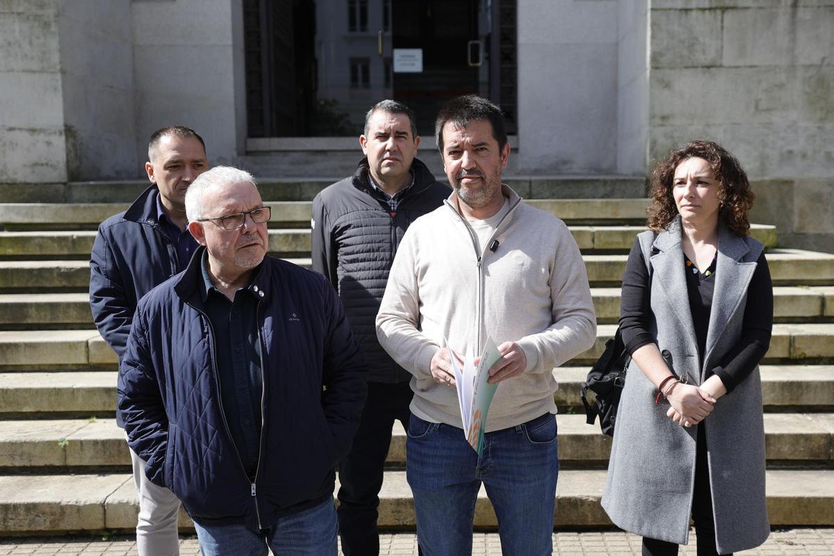 Representantes de UUAA, esta mañana, tras presentar la denuncia ante la Fiscalía de Galicia