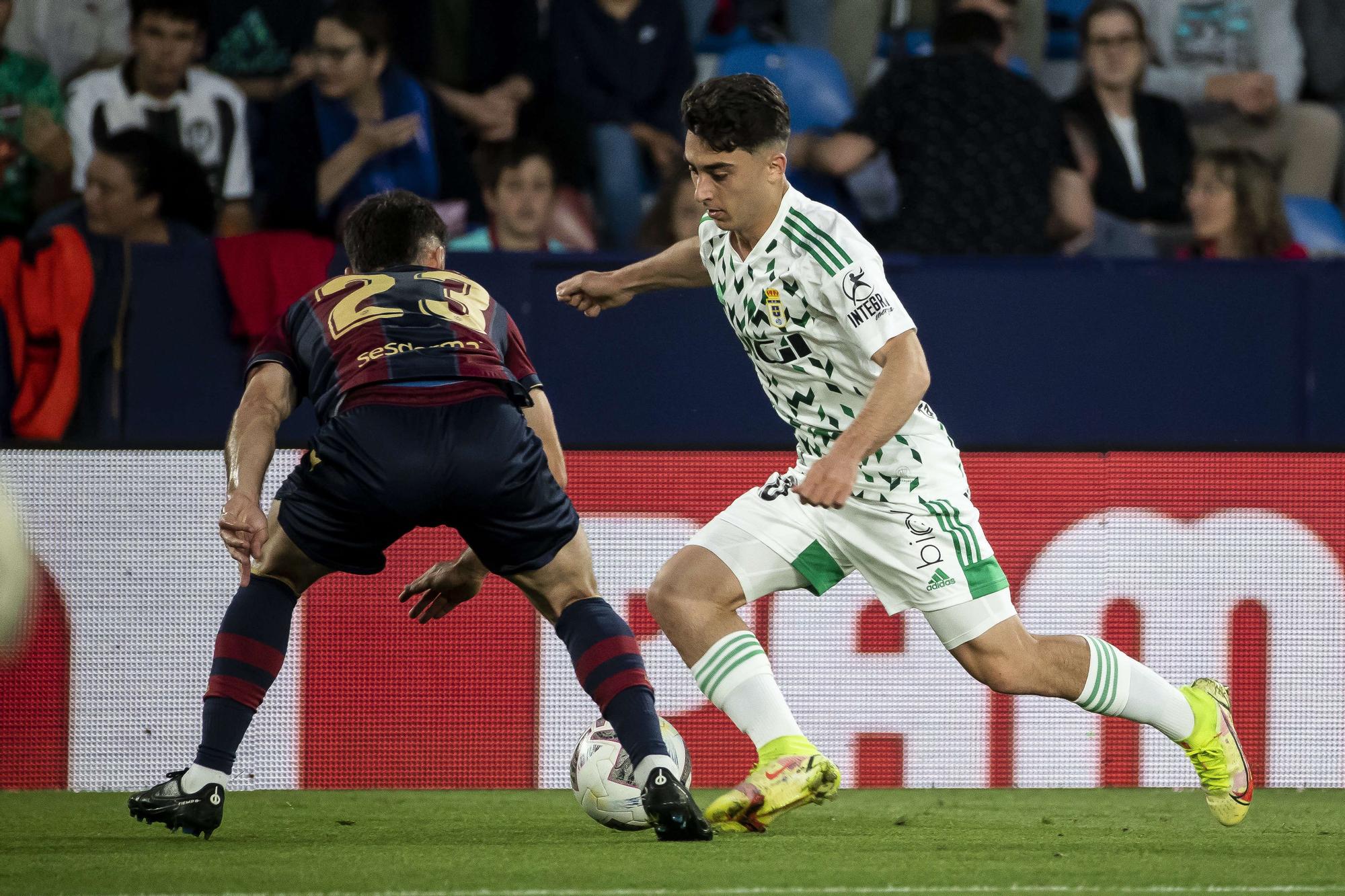 EN IMÁGENES: Así fue el encuentro entre el Real Oviedo y el Levante