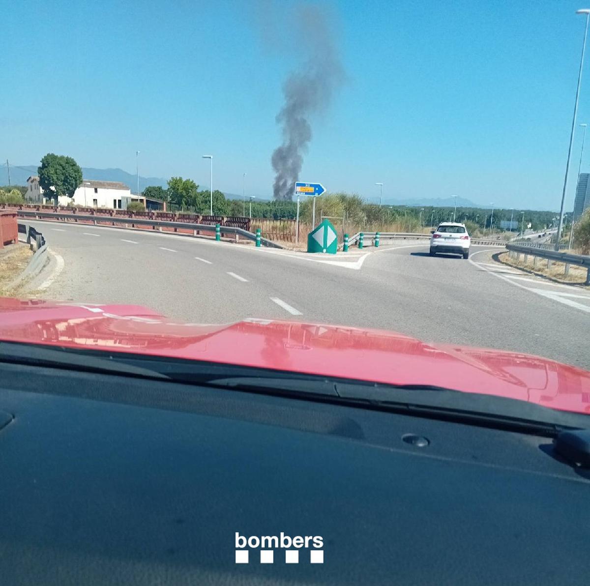 La columna de fum es veu des de diferents punts de la localitat