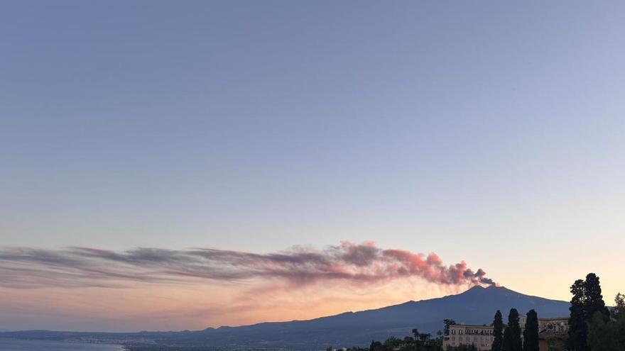 Una familia de A Coruña atrapada en Sicilia cuatro días por la erupción del volcán Etna: "Estamos aún un poco entre el ‘shock’ e intentando gestionar todo este lío"