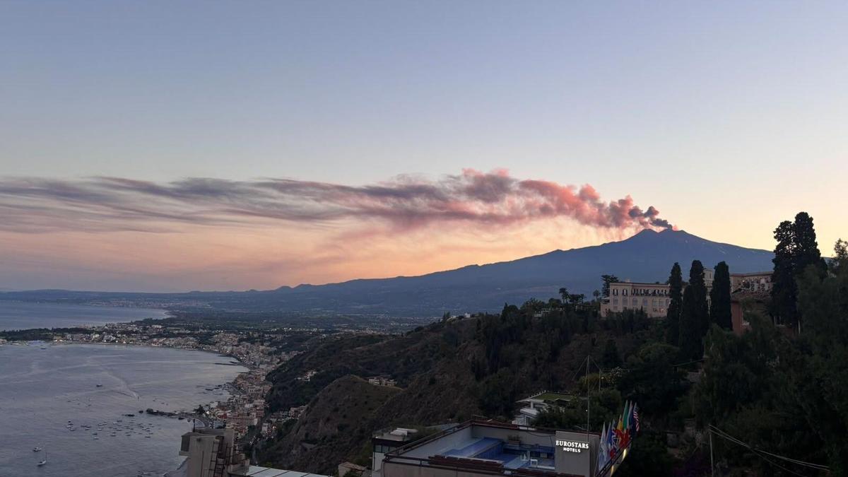 El volcán Etna, Sicilia, en erupción