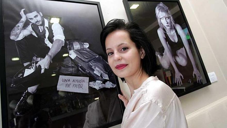Anahí Aragón junto a dos de los siete cuadros de su primera exposición.