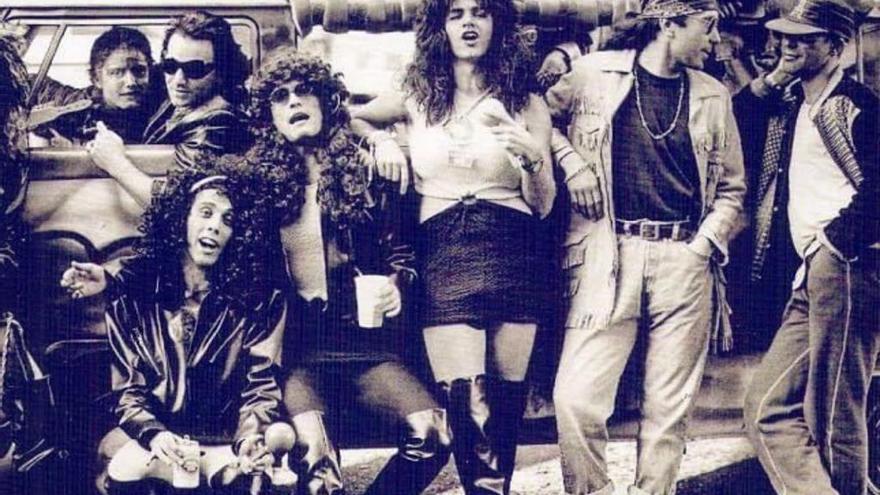 El grupo de amigos del alcalde Bermúdez se fotografió el Lunes de Carnaval de 1991 con U2 en el kiosco Numancia.