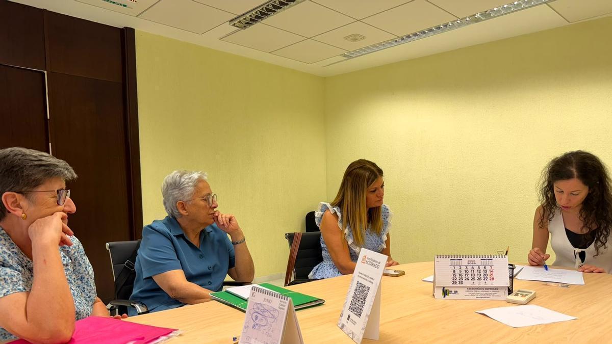 Firma de la compraventa del inmueble donde se habilitarán 16 plazas de aparcamiento en El Carpio.