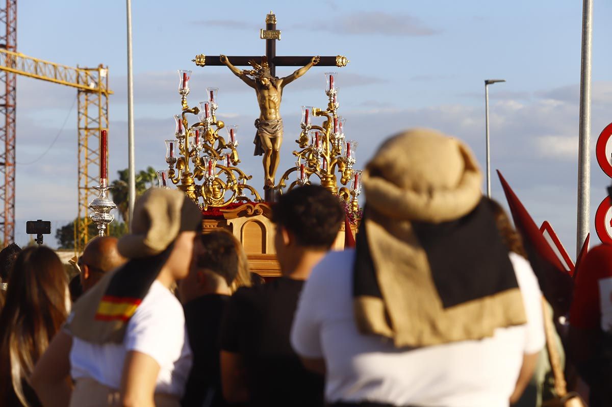 La procesión del Cristo de la Sangre del Higuerón, en imágenes