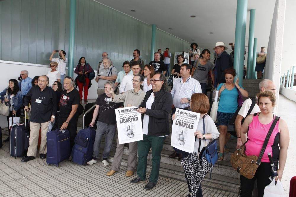 Llegada del "tren negro" a la estación de Gijón.