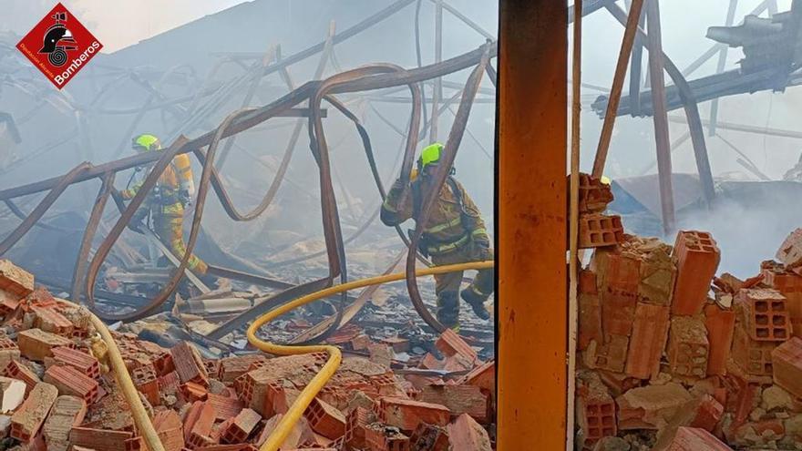 Los bomberos dan por controlado el incendio de la turronera de Xixona