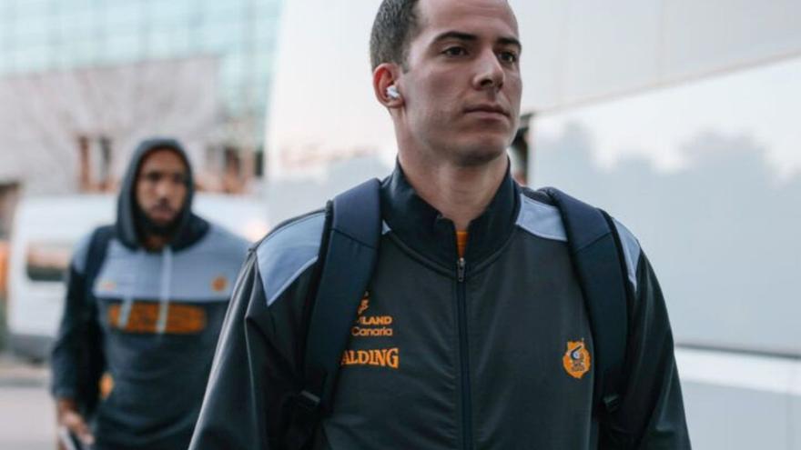 Miquel Salvó, en primero plano, a la llegada del Dreamland Gran Canaria a Turquía.