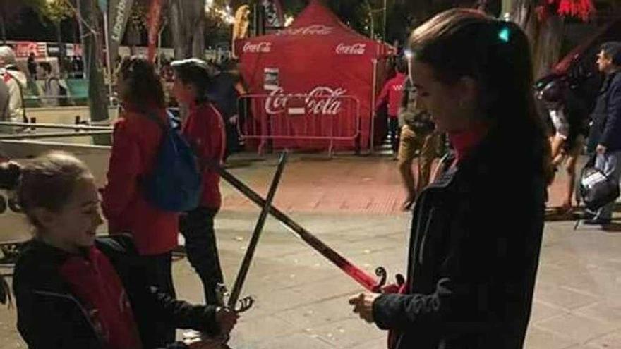 Las hermanas Rivas juegan con las tizonas ganadas en Toledo.