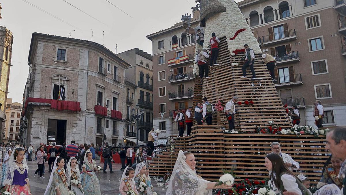 Ofrenda de 2019, con un manto de color blanco en la imagen de la Virgen.  | M.A.MONTESINOS