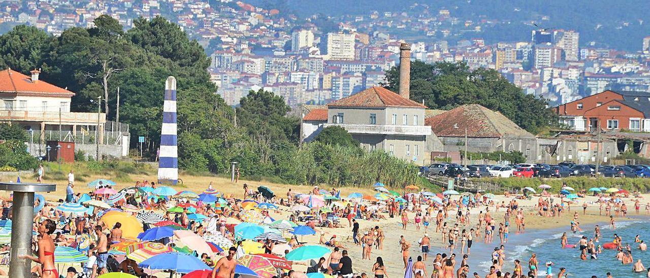 La playa de Rodeira llena de bañistas durante el último verano.   | // GONZALO NÚÑEZ