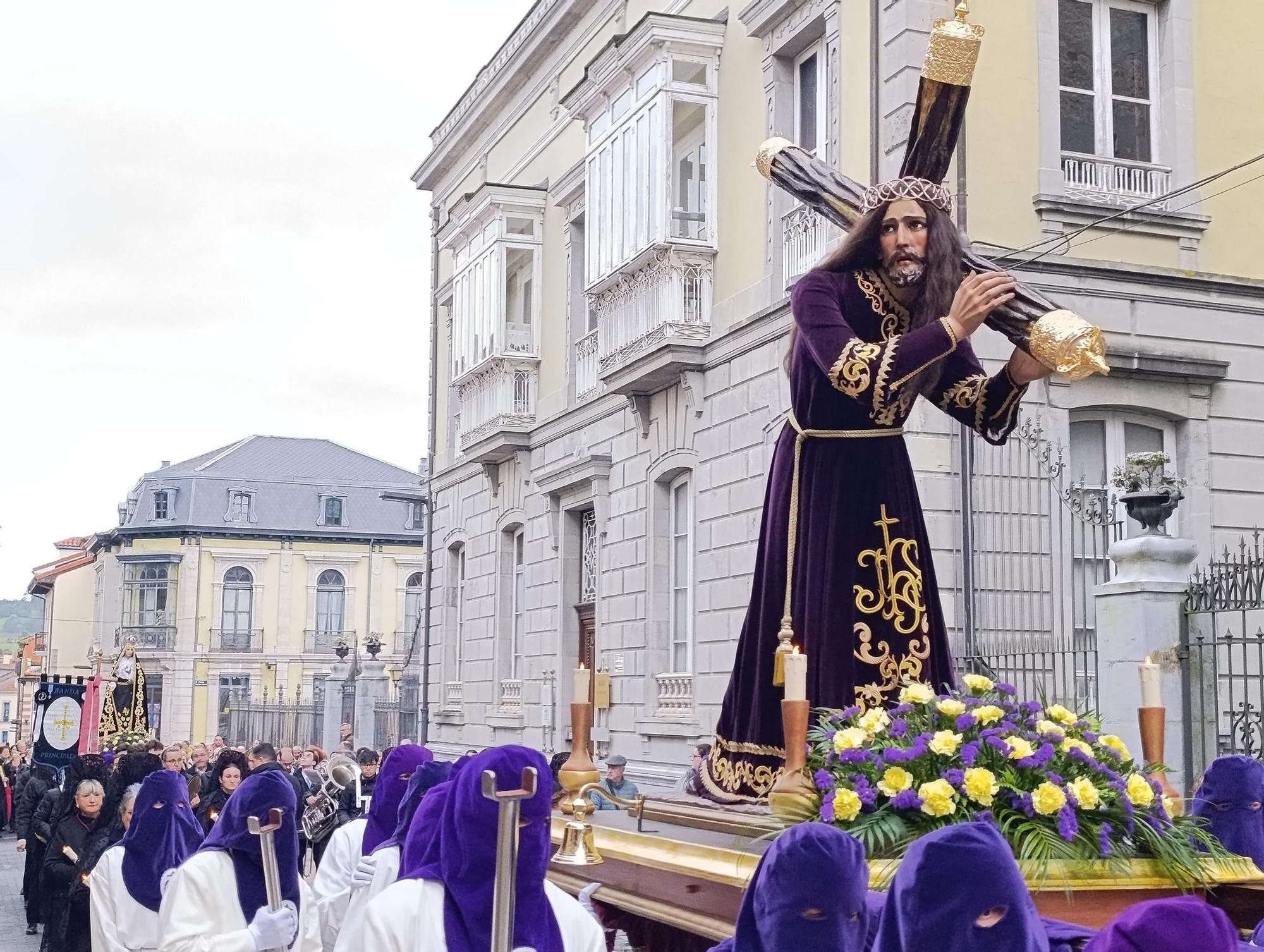 El Nazareno y la Virgen Dolorosa emocionan en Grado