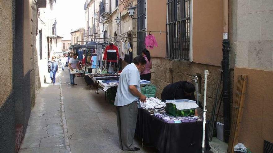 Vendedores preparan sus puestos en las calles en las que, cada sábado, se celebra el mercadillo.