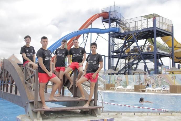 Los aspirantes a Míster Arrecife se divierten en el Aquapark Costa Teguise