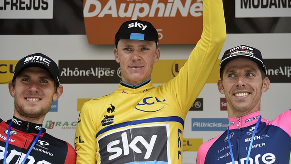 El podio del Dauphiné: Christopher Froome, el ganador, escoltado por Tejay Van Garderen (izquierda), segundo, y Rui Costa (derecha), tercero