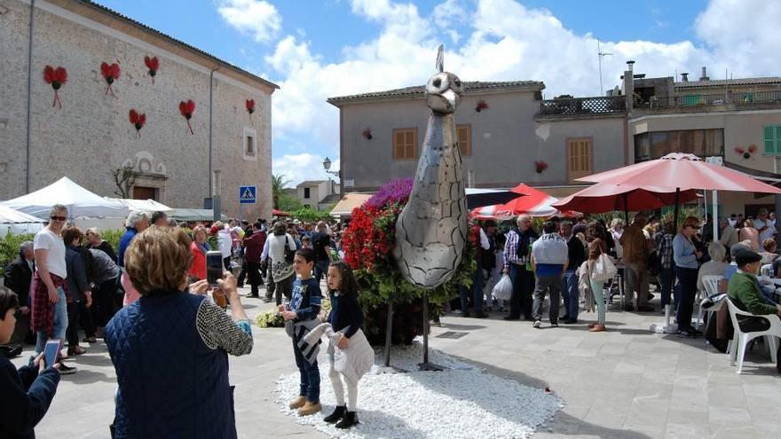 Un gran pavo real de acero y flores presidía la plaza del Ayuntamiento.