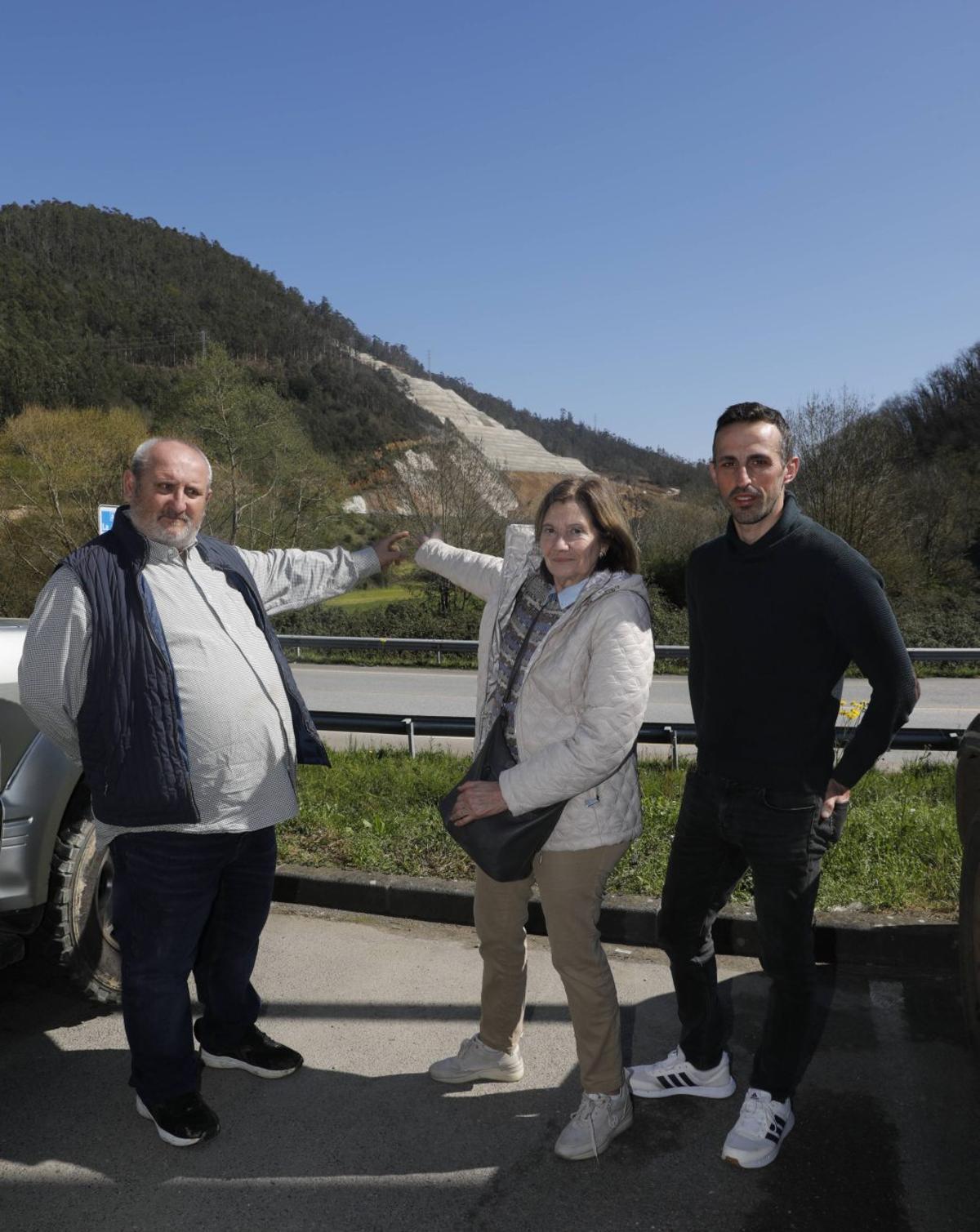 Por la izquierda, Fernando Álvarez, María Isabel Rodríguez y Javier Martínez, miembros de la Plataforma del Suroccidente, con el  argayo al fondo. |  | FERNANDO RODRÍGUEZ