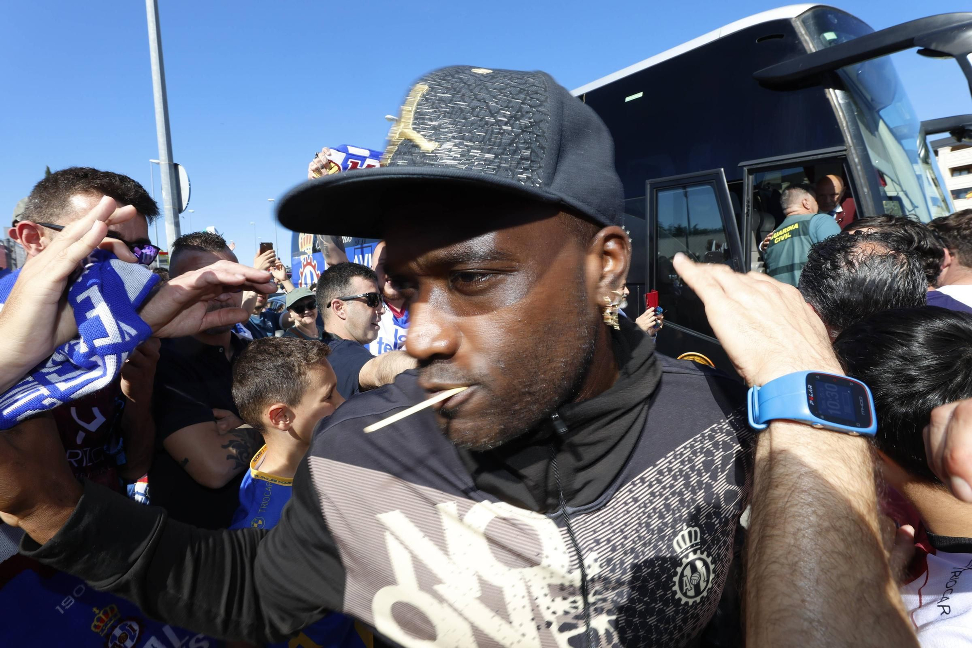 EM IMÁGENES: Multitudinario recibimiento al Avilés en su llegada al campo del Rayo Majadahonda