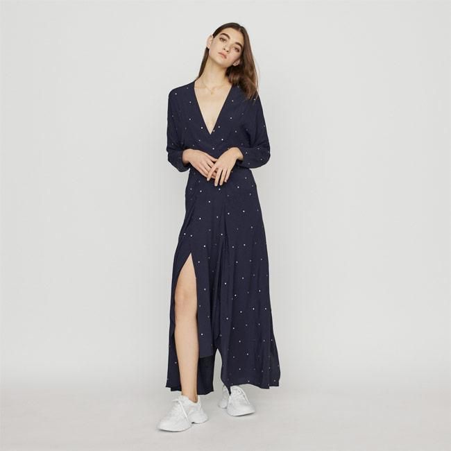 Vestido pañuelo con tachuelas, de Maje