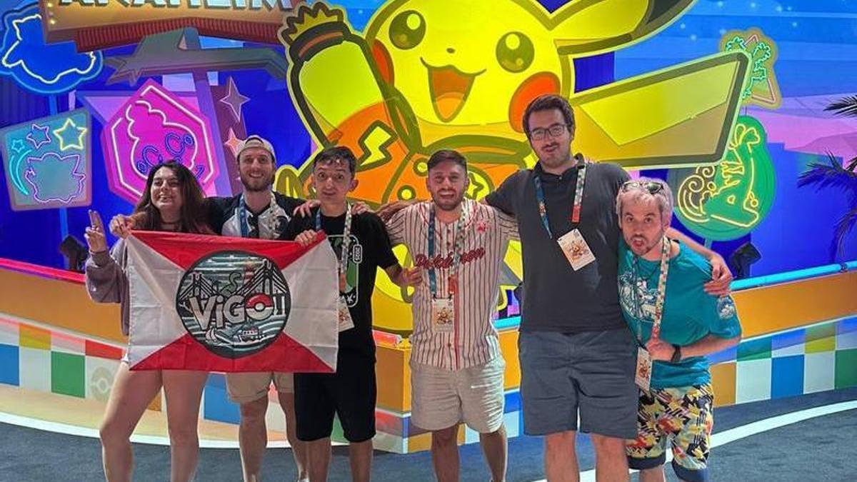 Marcos Shiny (segundo por la izquierda), durante el Mundial de Pokemón de Anaheim en 2025 junto a otros jugadores españoles