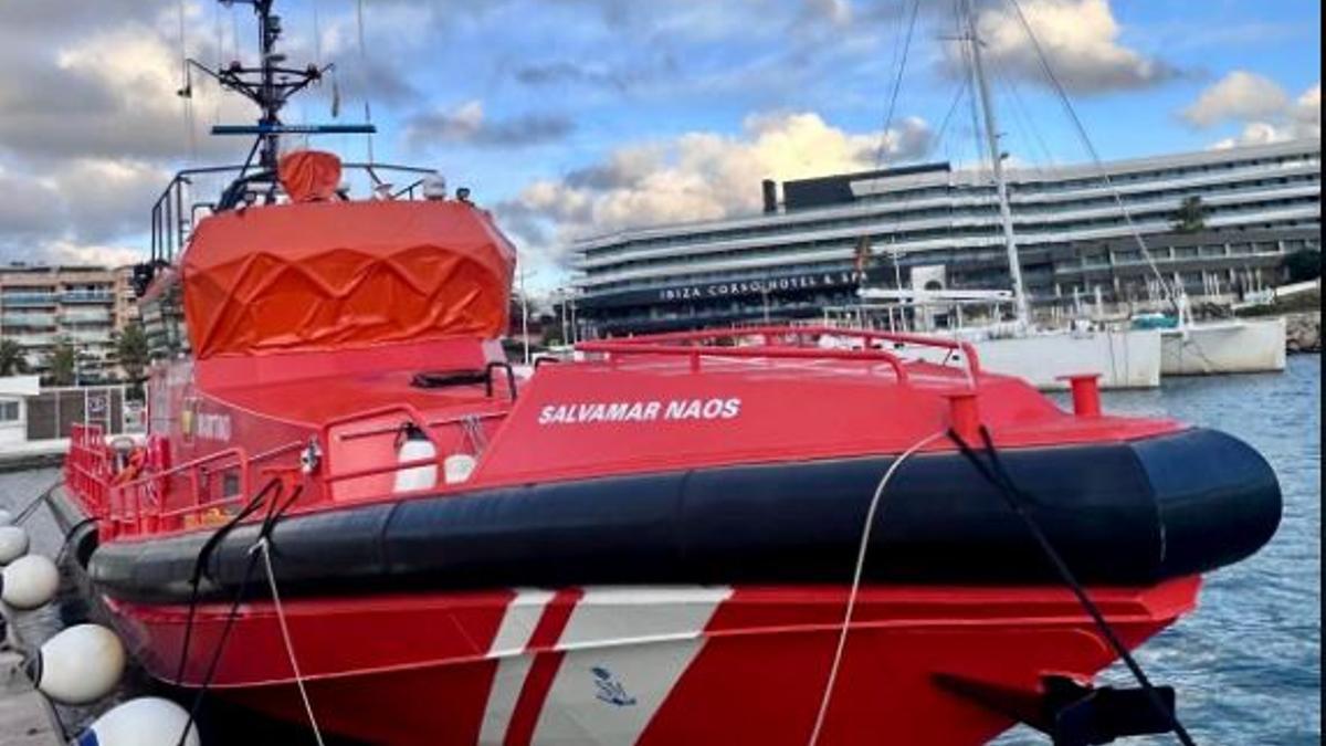 La embarcación de Salvamento Marítico en el puerto de Ibiza