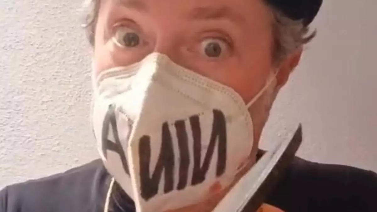 «¡Aena, al tanto!»: el ‘ninja des Cubells’ llama a protestar contra la ampliación del aeropuerto.