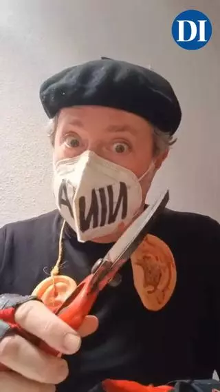 «¡Aena, Aena! ¡Al tanto, al tanto!»: el ‘ninja des Cubells’ llama a protestar contra la ampliación del aeropuerto
