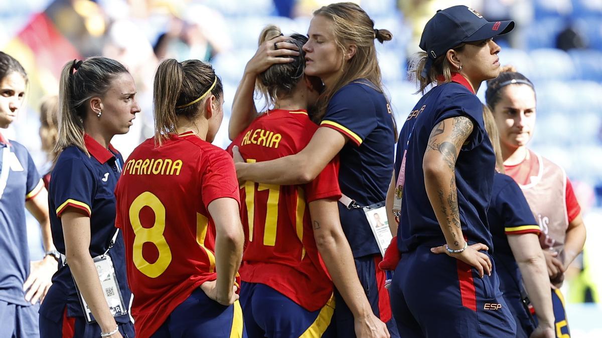 Irene Paredes consuela a Alexia tras perder ante Alemania