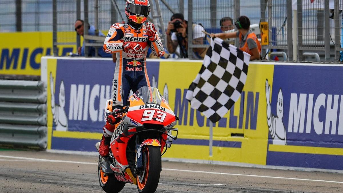 Márquez simuló pescar tras su valiosa victoria en Aragón