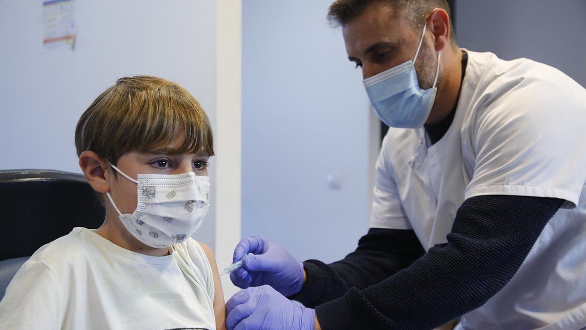 Vacunación de un menor en un centro de salud de Córdoba.