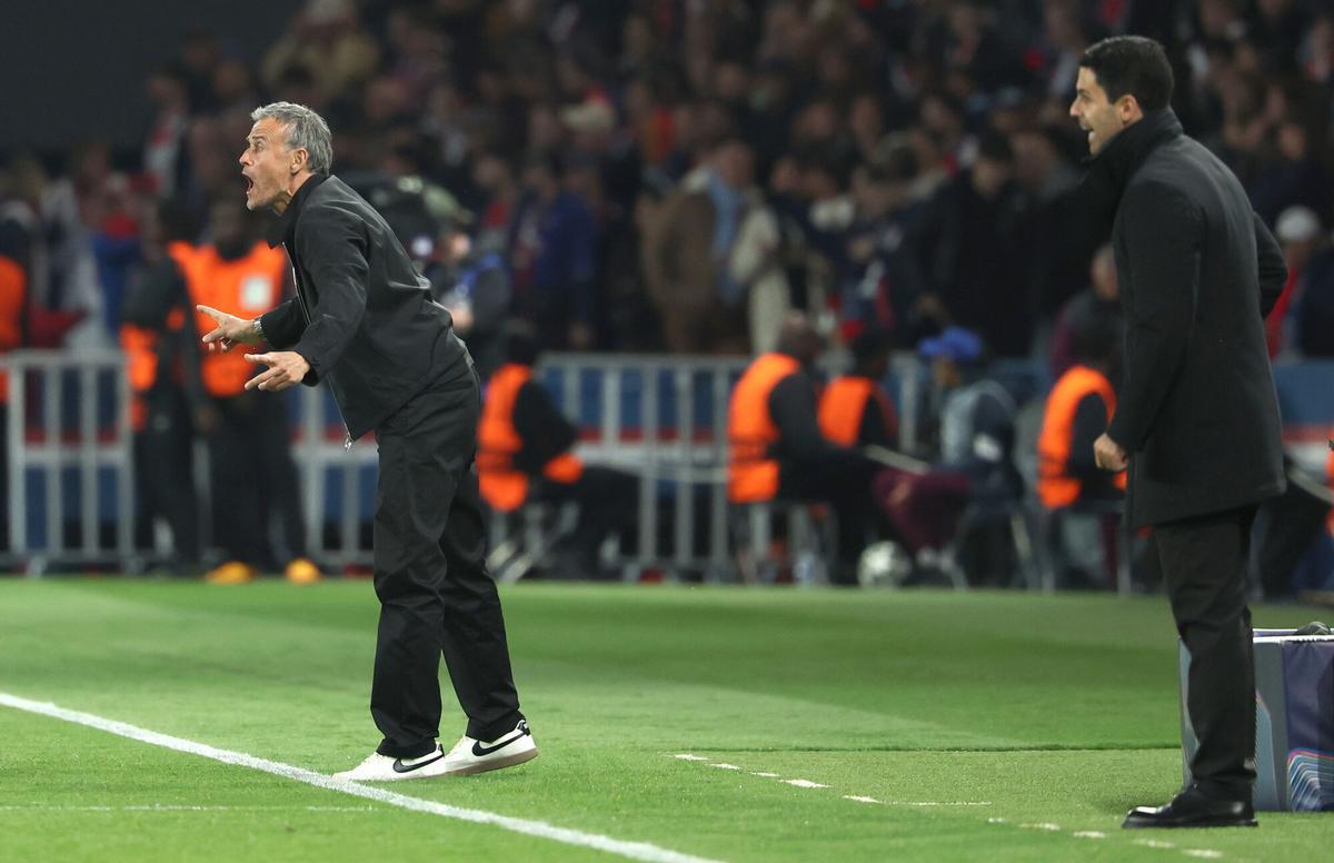 PARIS (France), 07/05/2025.- PSG head coach Luis Enrique (L) and Arsenal manager Mikel Arteta gesture on the touchline during the UEFA Champions League semi-finals 2nd leg soccer match between Paris Saint-Germain and Arsenal FC, in Paris, France, 07 May 2025. (Liga de Campeones, Francia) EFE/EPA/MOHAMMED BADRA