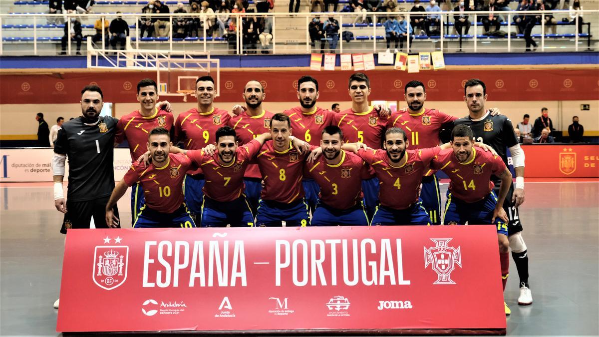 Formación de la selección española en el pabellón Rubén Ruzafa en el Rincón de la Victoria.