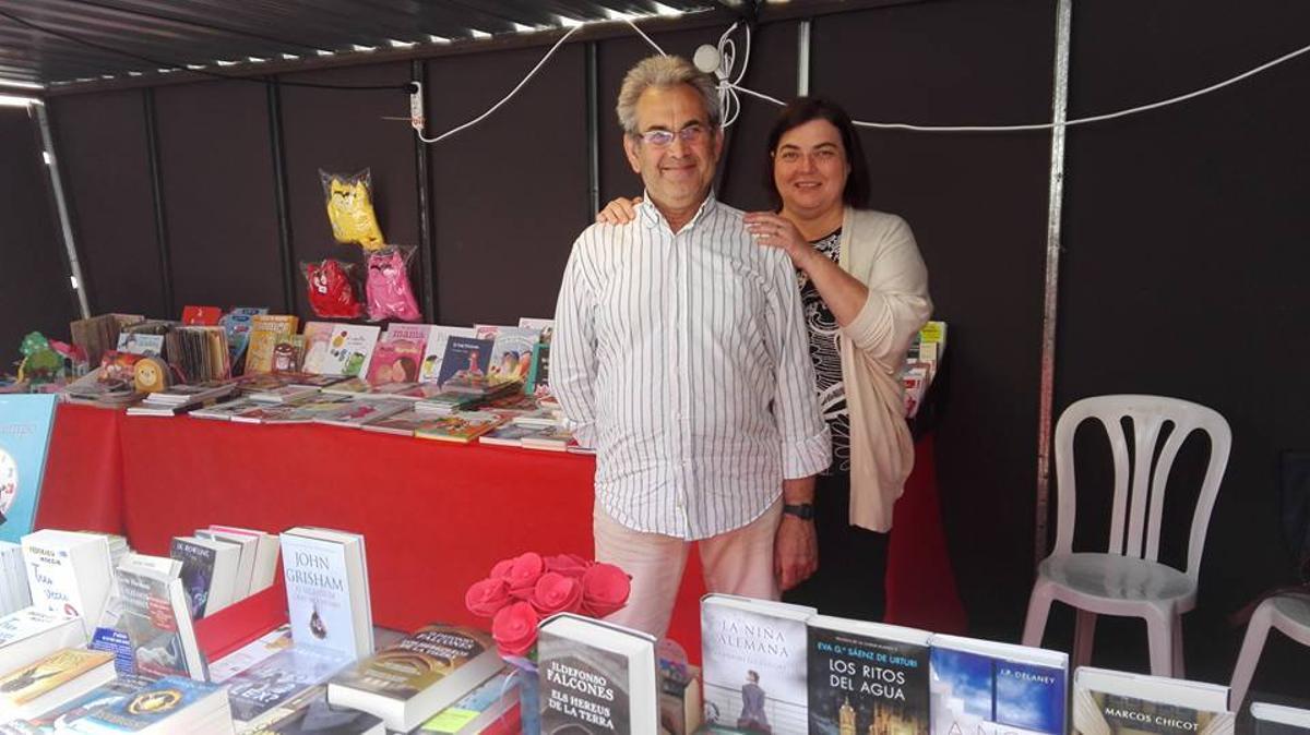 Juana junto a su marido en una de las numerosas ferias en las que ha acercado la literatura a los lectores.