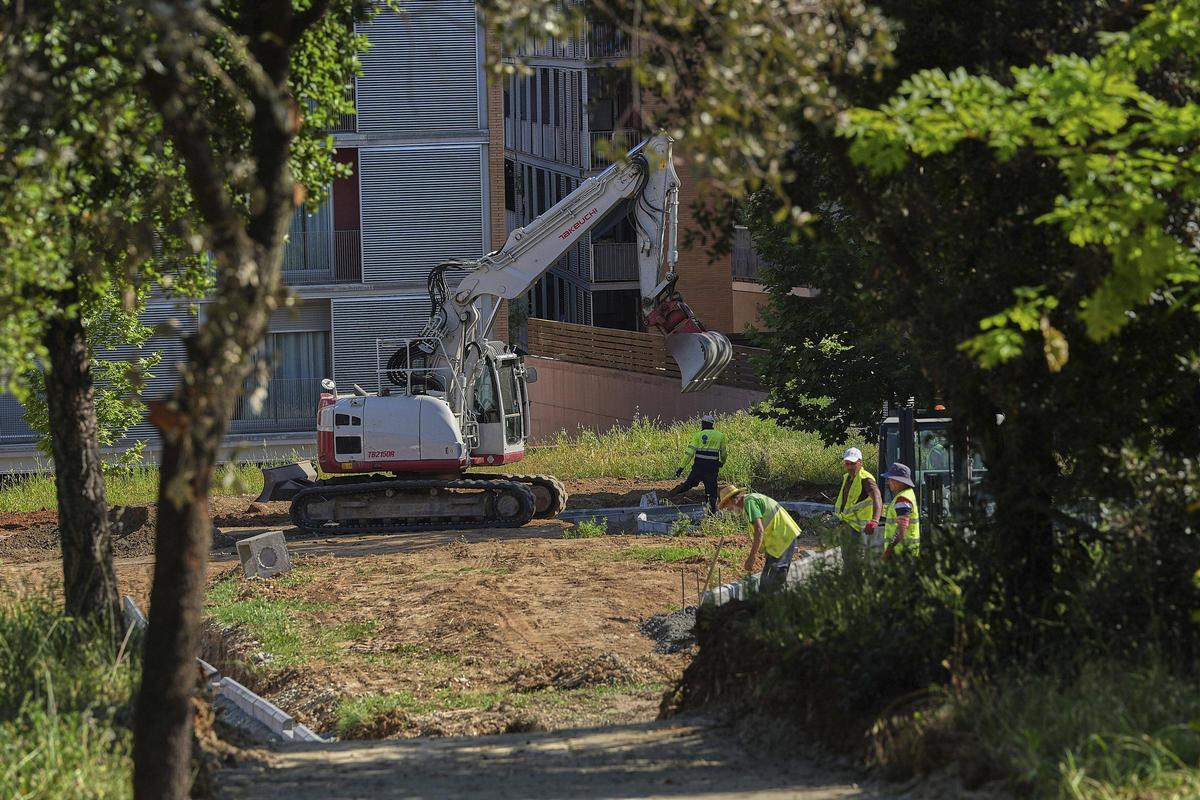 Una excavadora actuant en l'espai, fa unes setmanes.