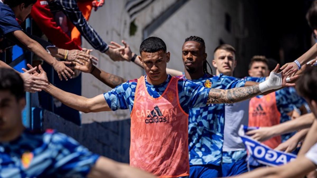 Kervin Arriaga saluda a los aficionados antes de un partido en La Romareda.