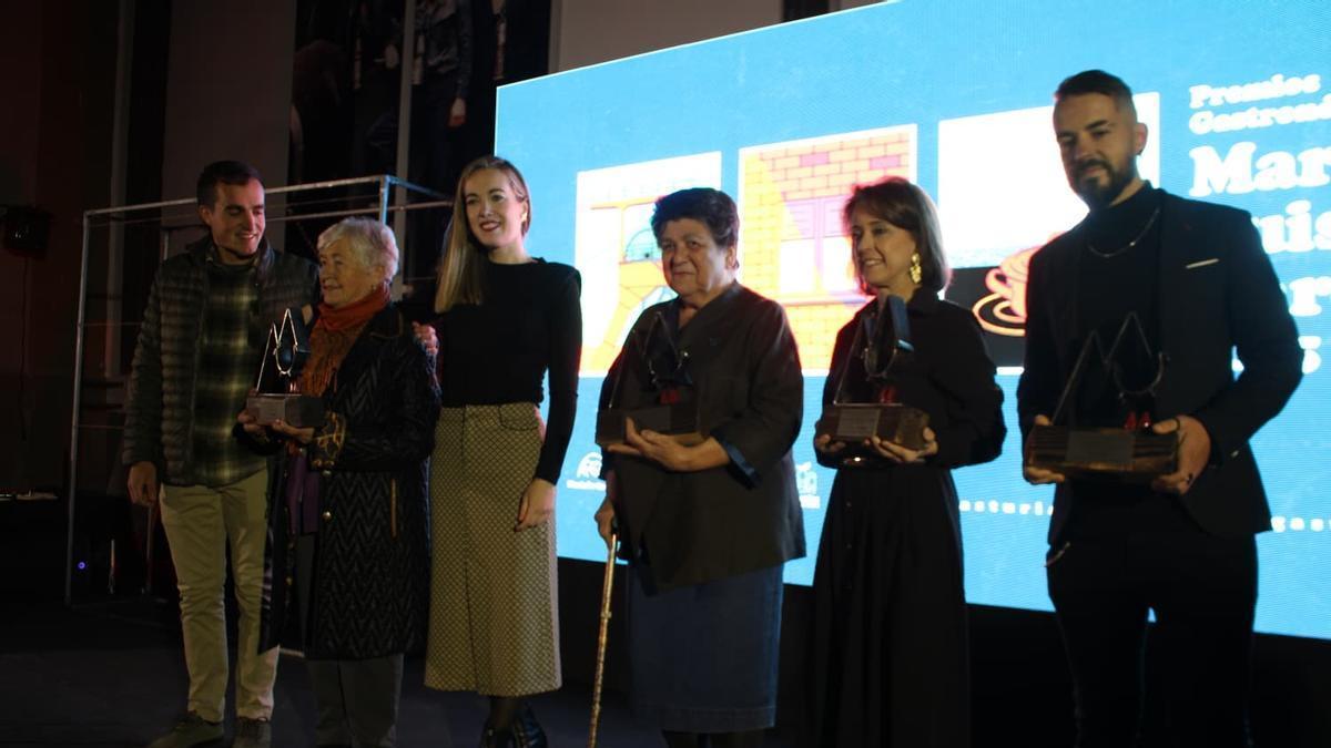 Por la izquierda, Mario Pérez, Jacoba Alonso, Olalla Pérez, Rosa Tovar, Ramona Menéndez y Jhonathan González, con los galardones