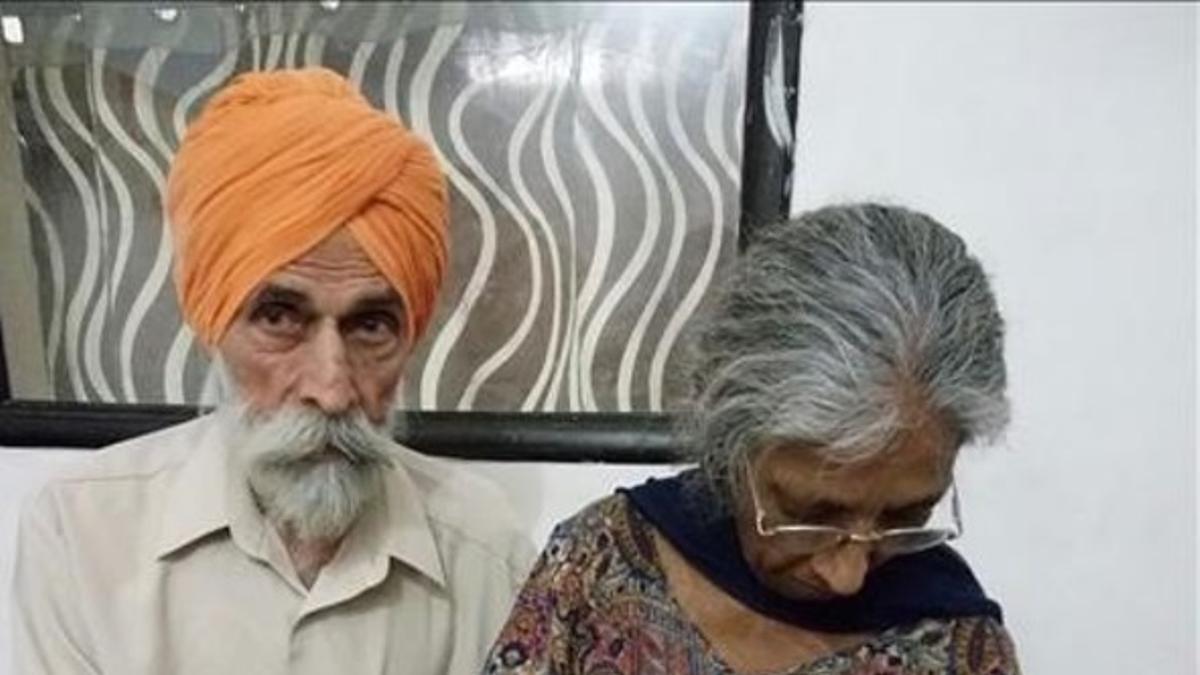 Mohinder Singh Gill y su mujer, Daljinder Kaur, junto a su bebé, en el centro médico de Hisar, en una imagen difundida este martes.