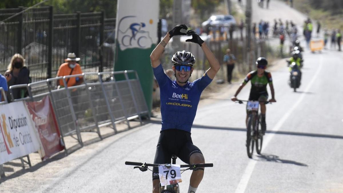 Víctor Manuel Fernández celebra la victoria en la meta de Montemayor.