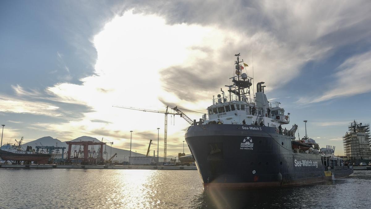 Italia inmoviliza el barco de rescate 'Sea Watch 5′ y multa a la ONG alemana por negarse a colaborar con Libia Italia inmoviliza el barco de rescate 'Sea Watch 5′ y multa a la ONG alemana por negarse a colaborar con Libia
