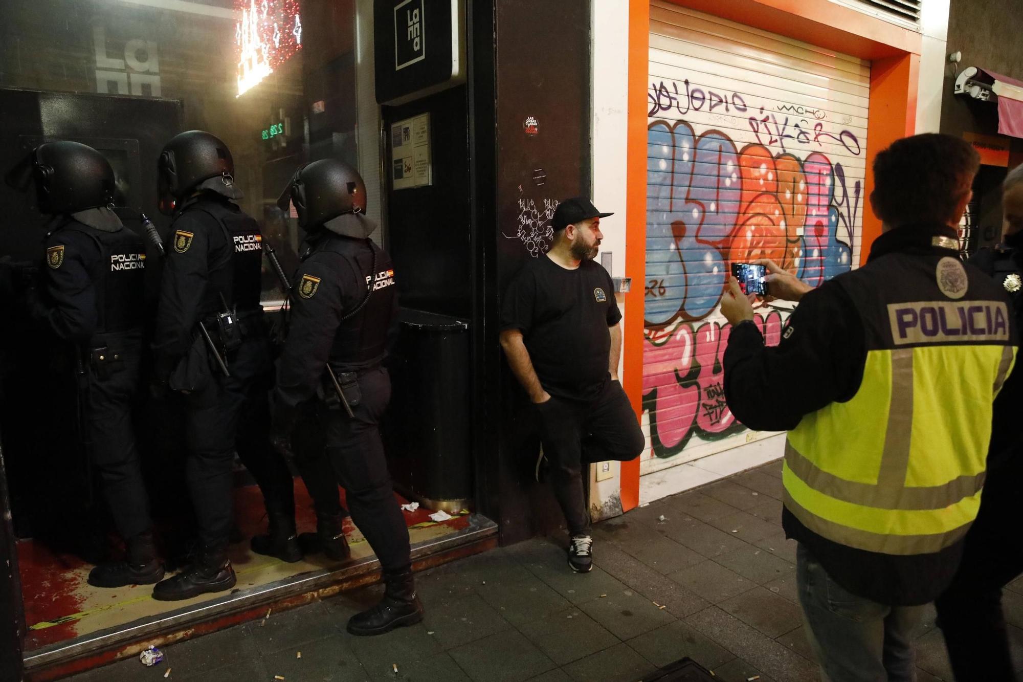 Así vigila la Policía Nacional las zonas de ocio nocturno en Gijón (en imágenes)