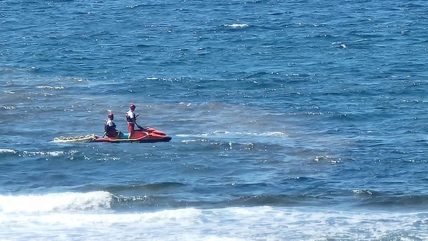 Cuatro manchas vinculadas a la concentración de microalgas tiñen de marrón la bahía de Las Canteras